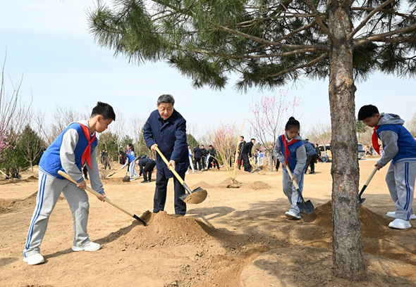 習(xí)近平在參加首都義務(wù)植樹(shù)活動(dòng)時(shí)強(qiáng)調(diào)：匯聚共建美麗中國(guó)磅礴力…